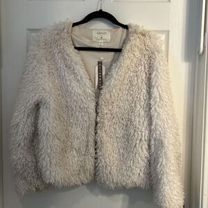 NWT Women's‎ Large Fluffy Faux Fur Jacket with Breathable Material Inside